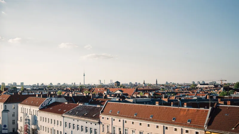 Blick vom Dach des KALLE über die Dächer von Neukölln, Fernsehturm am Horizont