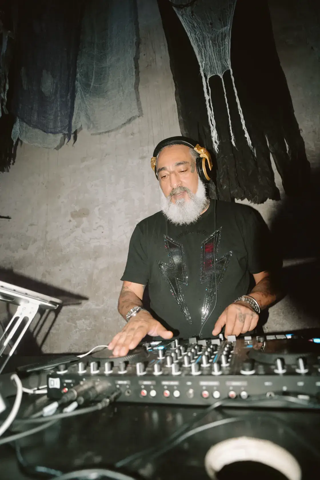 DJ am Mischpult in der Fabrikhalle