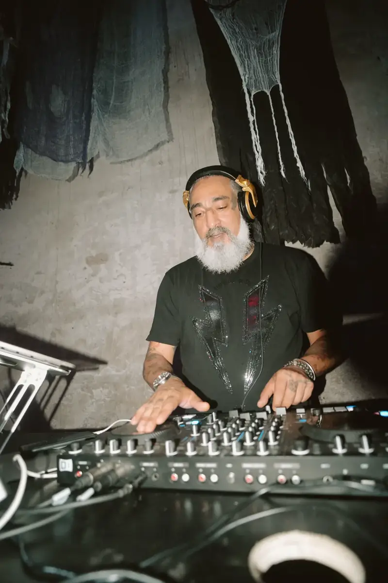 DJ am Mischpult in der Fabrikhalle
